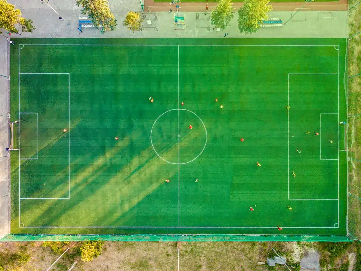 Schema tattico 4-2-3-1 con giocatori in campo durante una partita