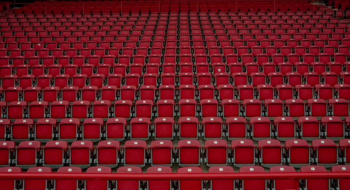 Stadio con posti vuoti e pochi spettatori durante una partita