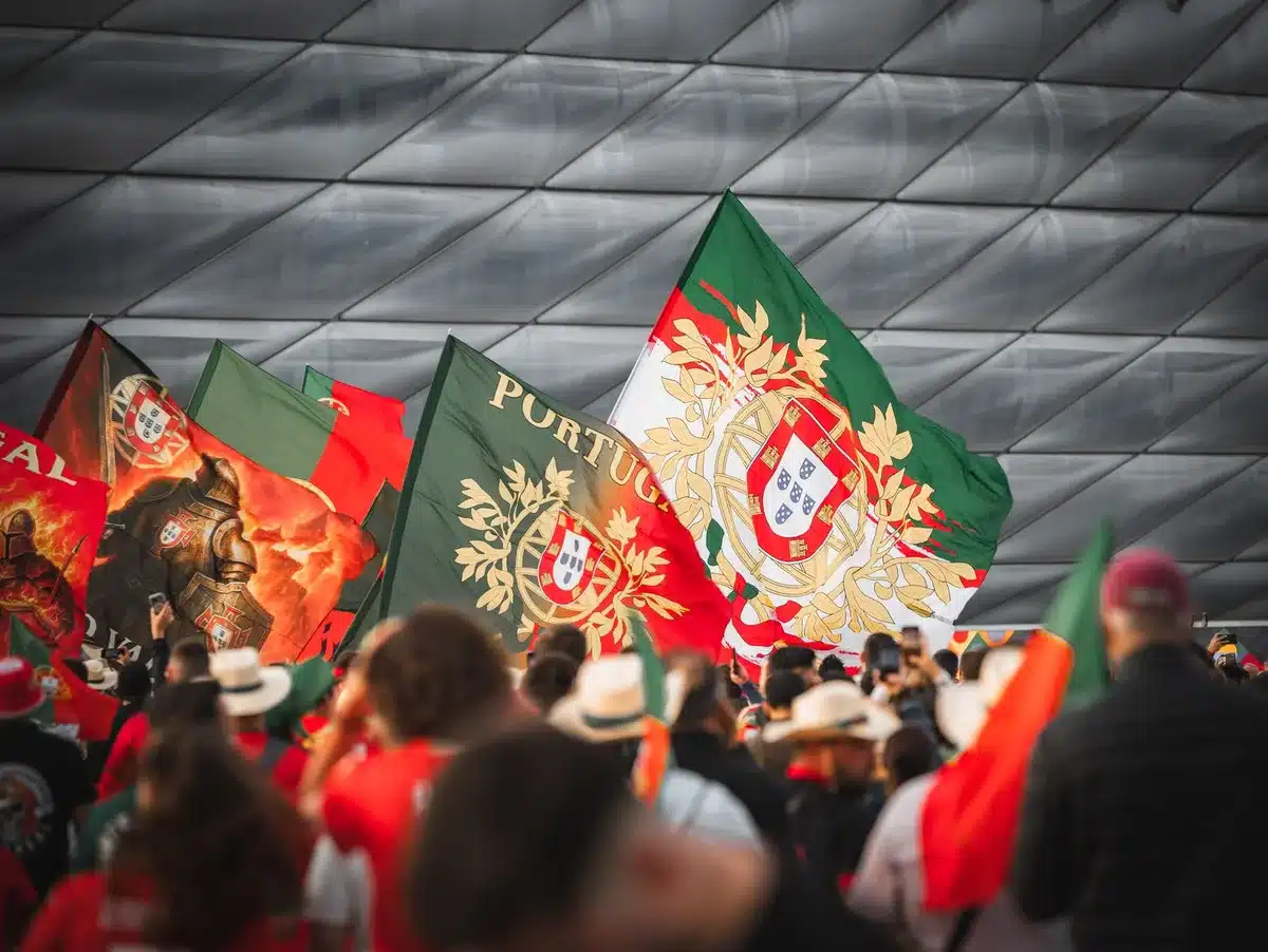 Tifosi organizzati con striscioni durante una manifestazione di protesta