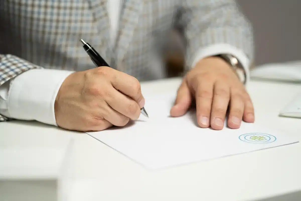 Documenti di contratto e cifre economiche su una scrivania