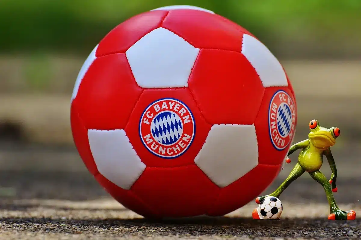 Stadi e simboli di club calcistici in competizione