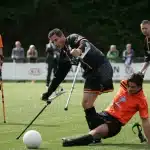 Calciatore in azione durante una giocata offensiva sul campo