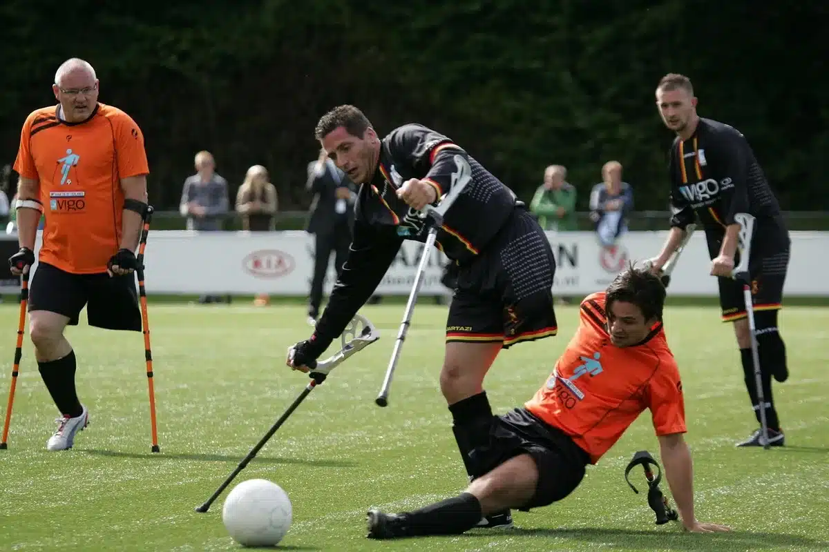 Calciatore in azione durante una giocata offensiva sul campo