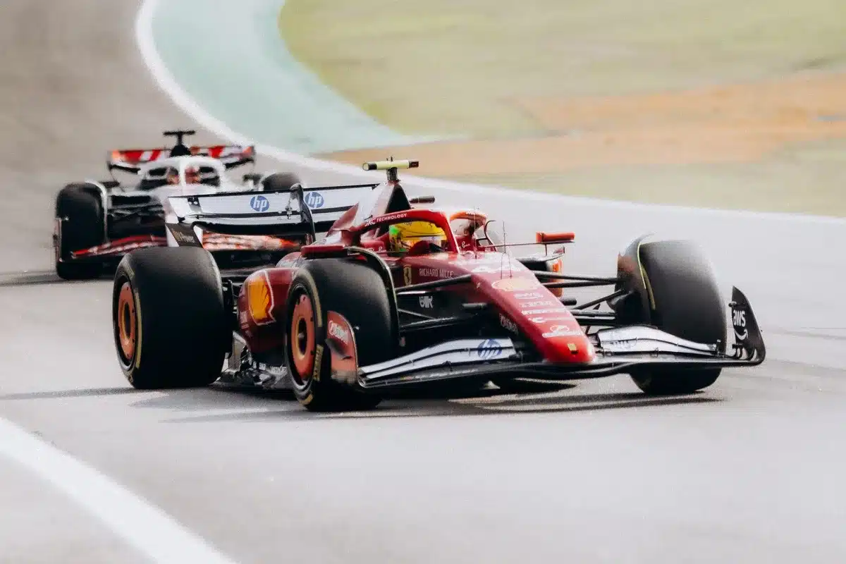 Monoposto di Formula 1 in curva ad alta velocità su circuito moderno