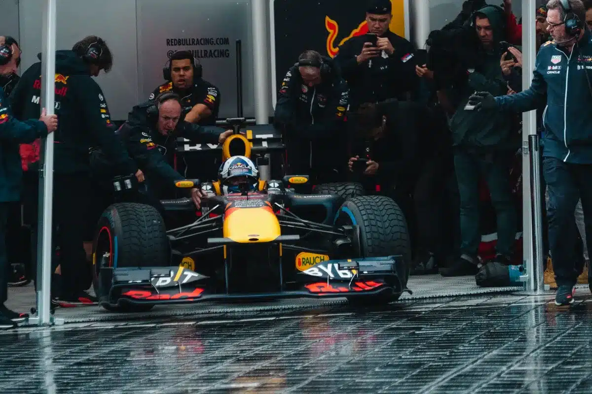 Riunione strategica del team Mercedes per valutare i piani di sviluppo dei rivali