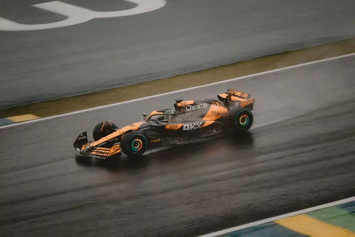 Pneumatici di una monoposto di Formula 1 durante una curva ad alta velocità con segni di usura