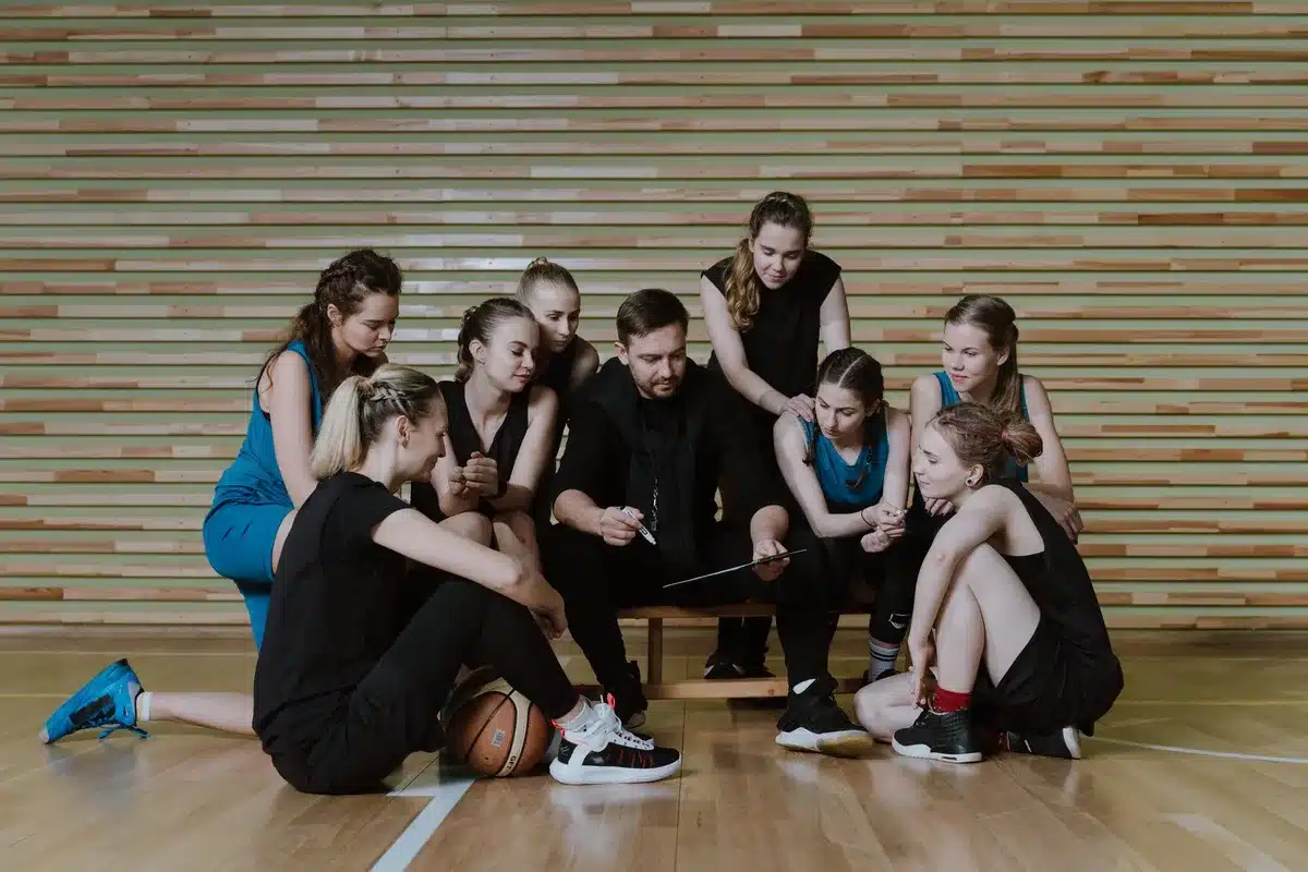 Dirigenti e allenatori di basket in discussione su strategie future.