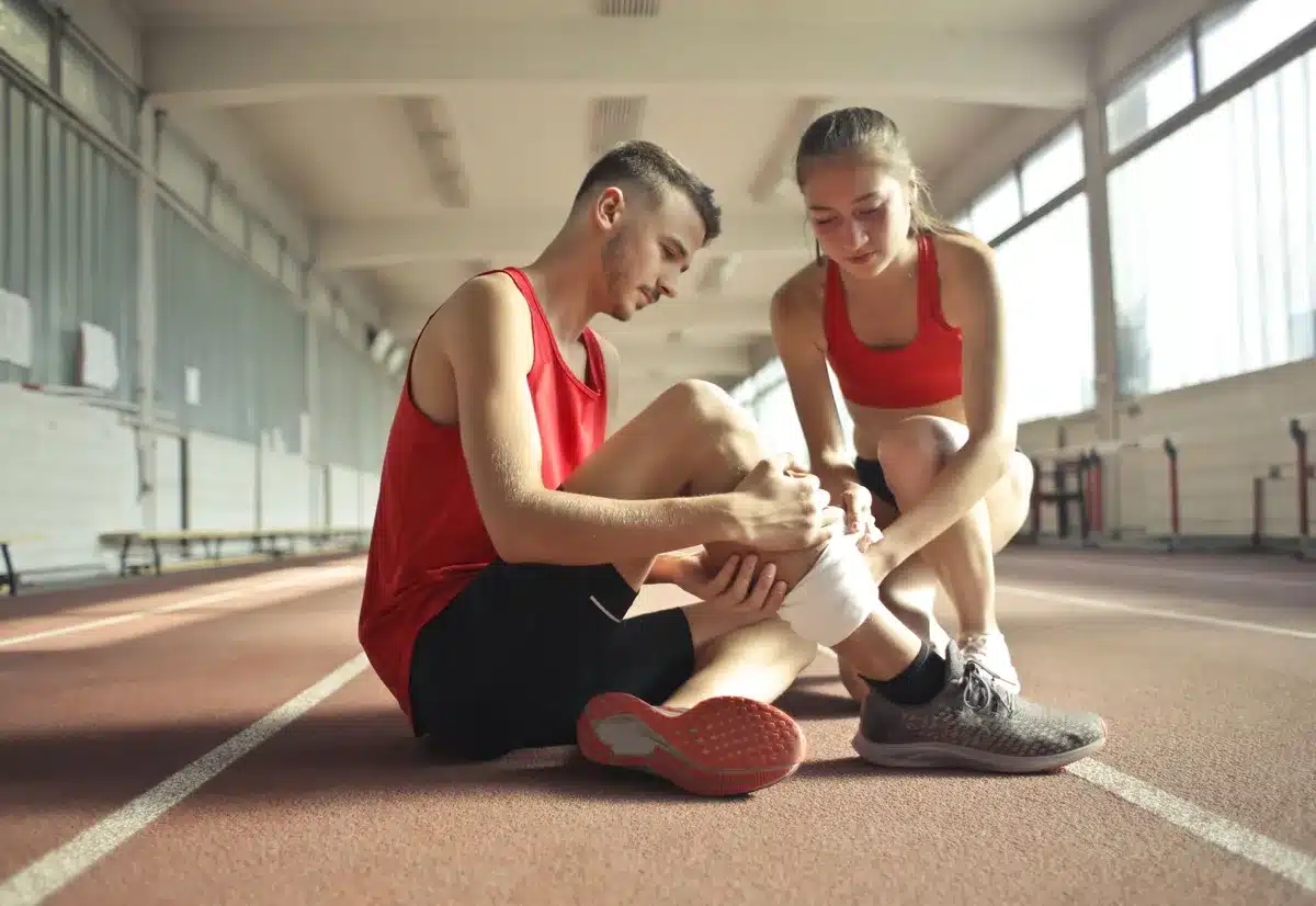 Sessione di fisioterapia e riabilitazione per il recupero da infortunio