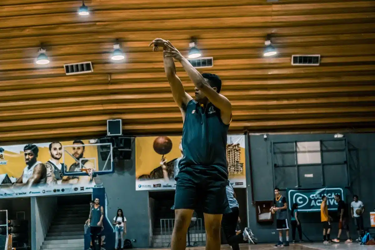 Giocatore di basket durante l'allenamento estivo