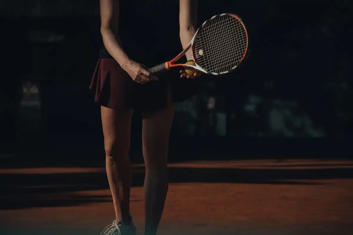 Giocatore di tennis al servizio durante un momento decisivo