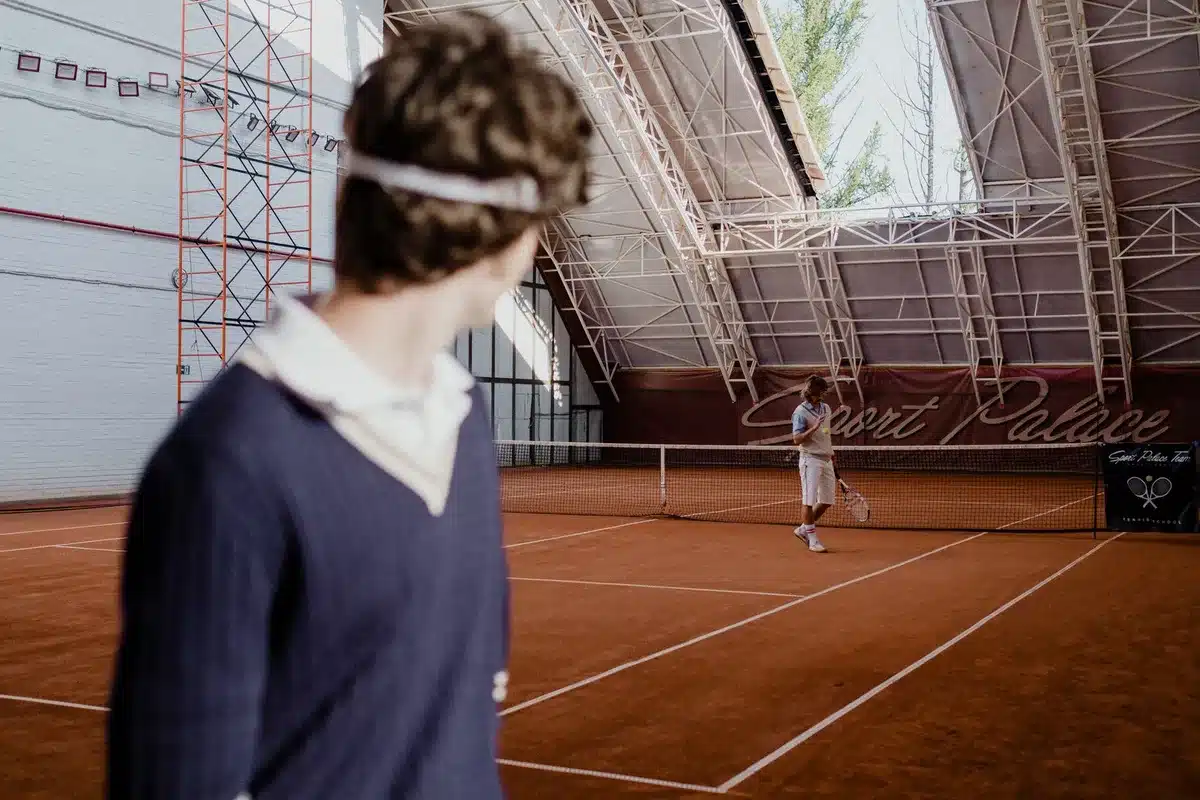 Giocatore di tennis su campo hard bagnato dalla pioggia durante una partita