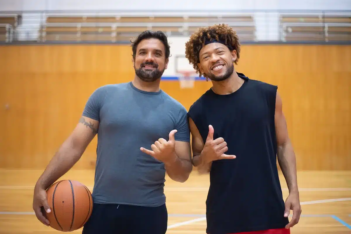 Documenti di mercato con nomi di giocatori e accordi di trasferimento nel basket