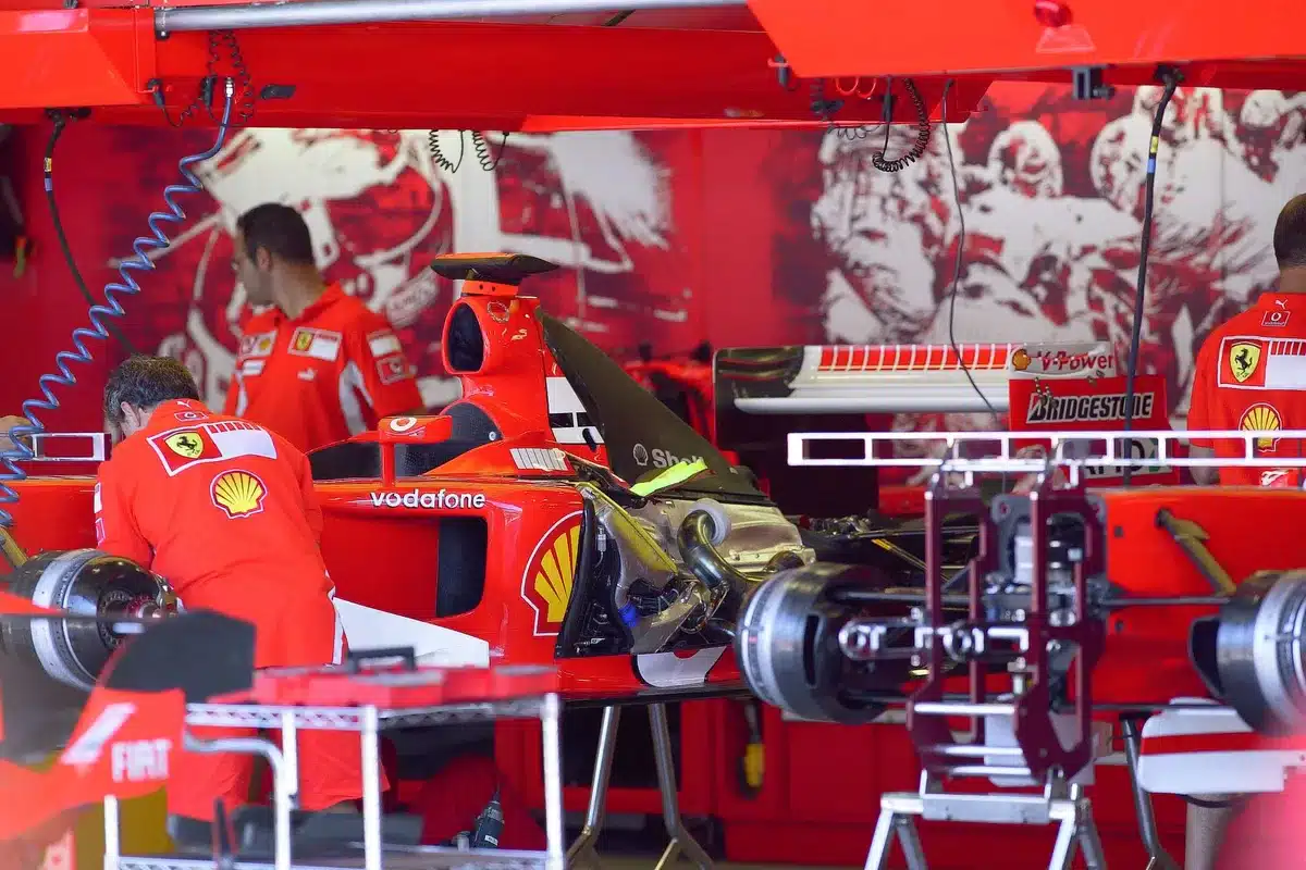 Meccanici Ferrari al lavoro in garage durante lo sviluppo della vettura