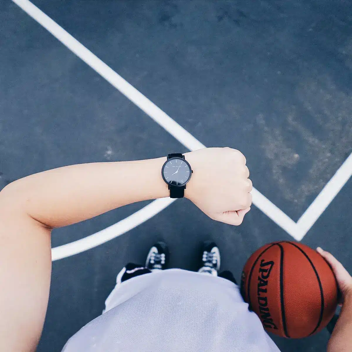 Giocatore di basket durante esercizi di riabilitazione al ginocchio in palestra