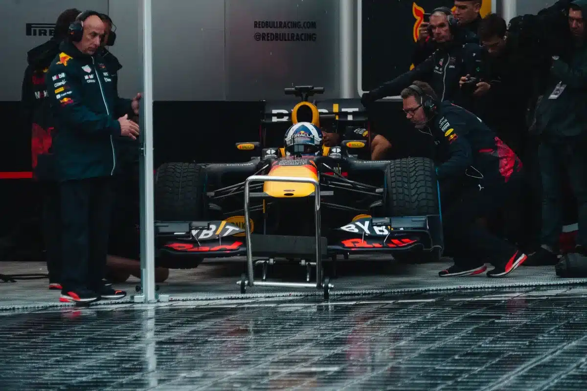 Meccanici di Formula 1 al lavoro su telaio e sospensioni della monoposto