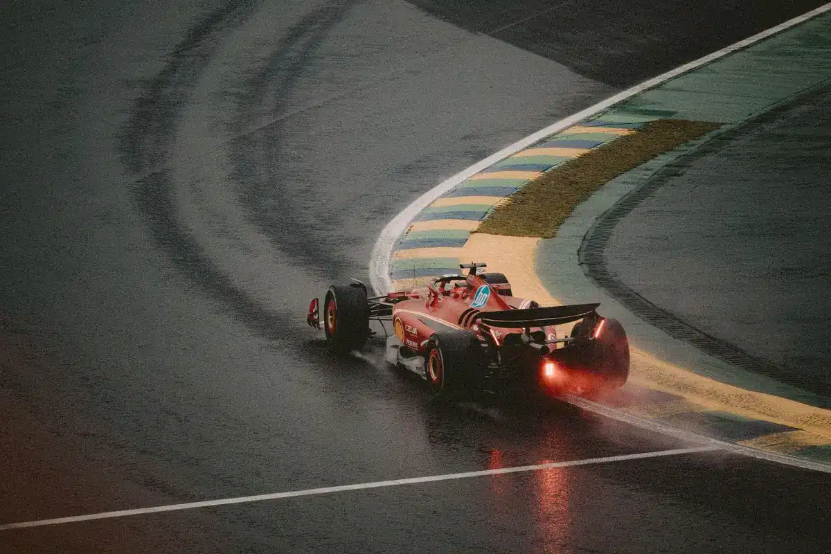 Monoposto di Formula 1 che scivola su pista bagnata verso le barriere di protezione