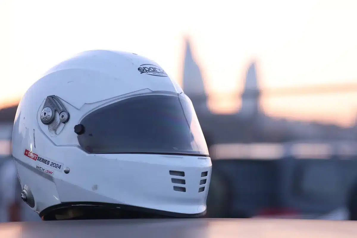 Casco da gara bianco e blu con motivi decorativi tradizionali olandesi