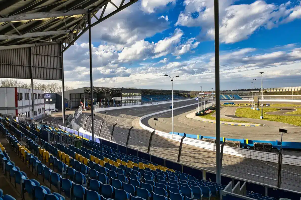 Vista del circuito di Zandvoort con tribune e tracciato storico
