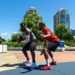 Giocatore veterano in difesa durante una partita di Eurolega in arena