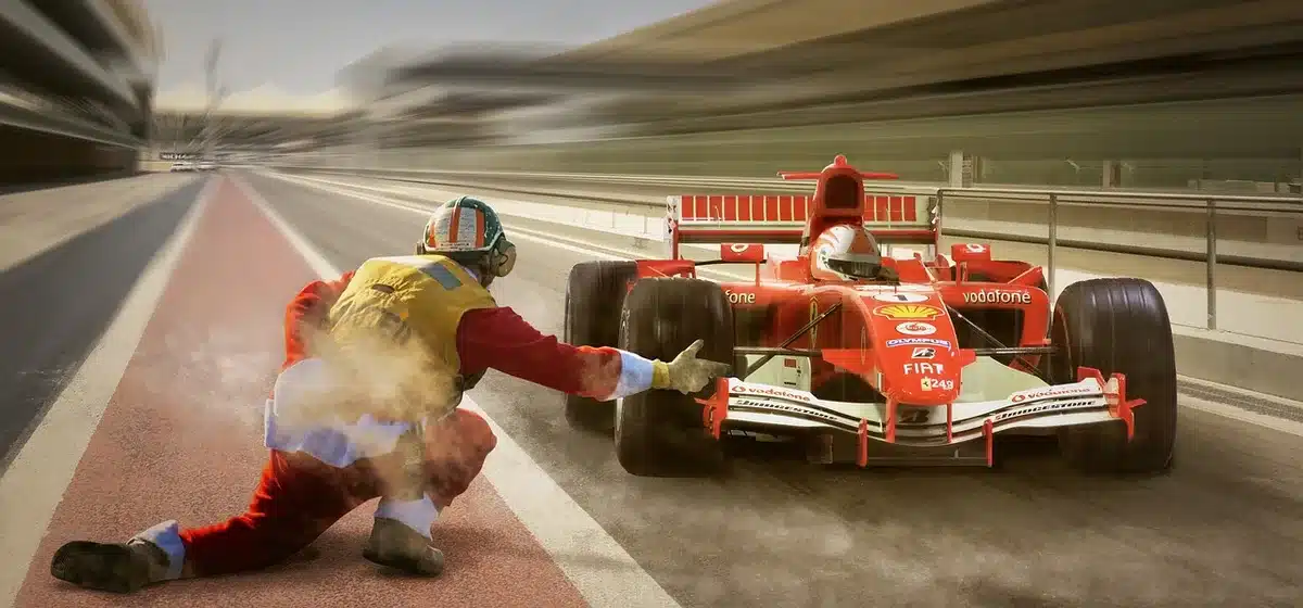 Meccanici di un team di Formula 1 durante un pit stop in gara