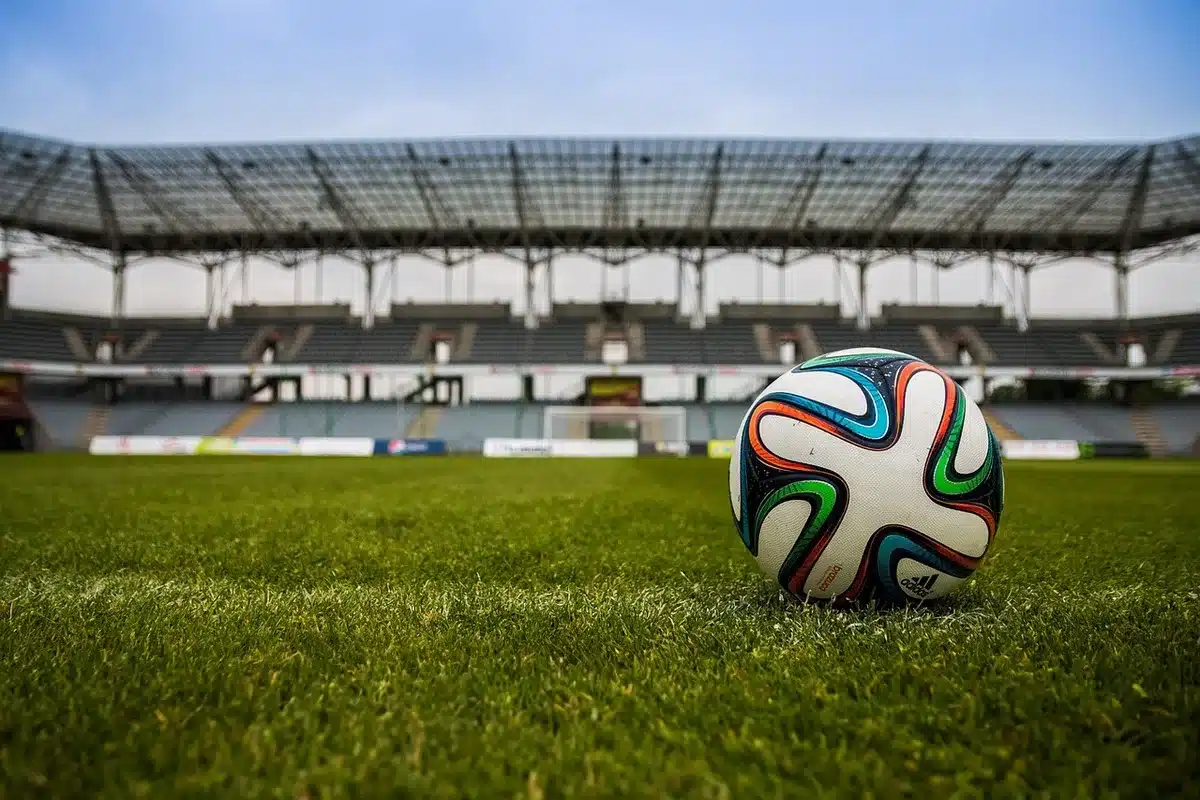 Cross dalla bandierina e colpo di testa in area che porta al gol