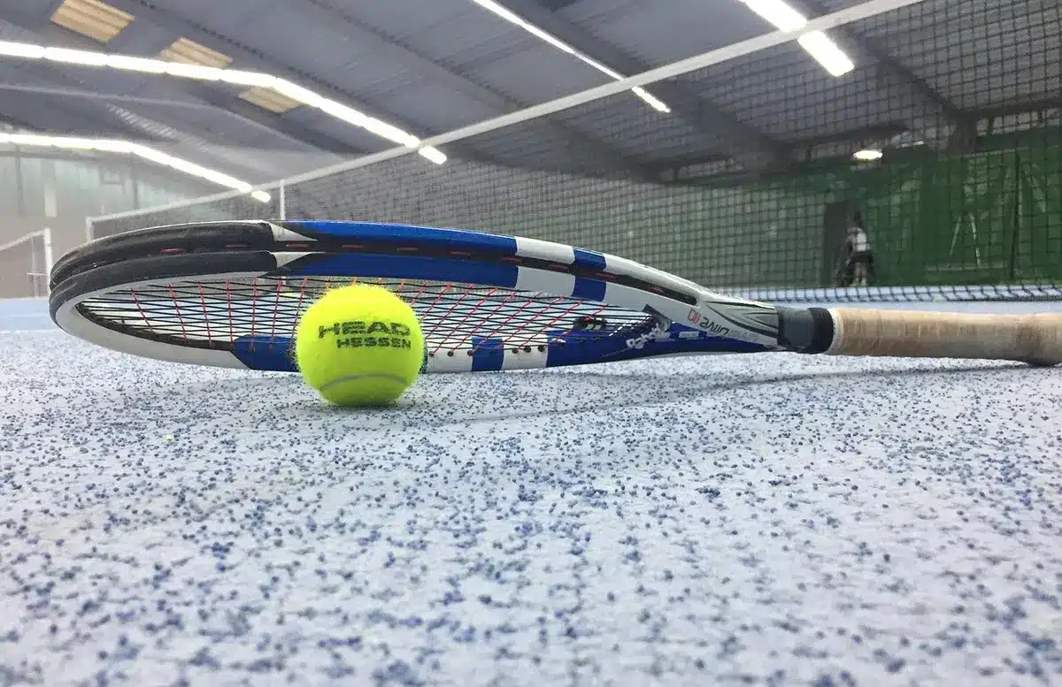 Giocatori di tennis sul campo durante i preparativi per il primo turno di un Grande Slam
