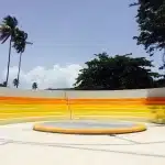 Arena di basket moderna con sedili vuoti e campo illuminato, pronta per le competizioni