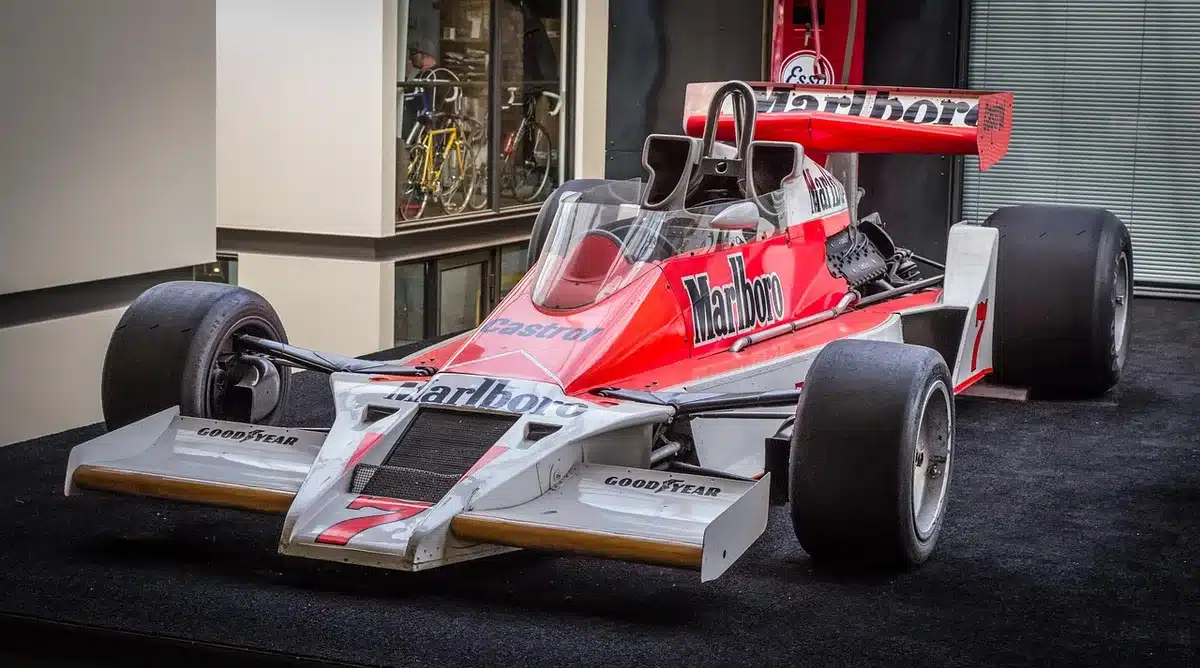 Monoposto rossa in pit stop con meccanici all'opera