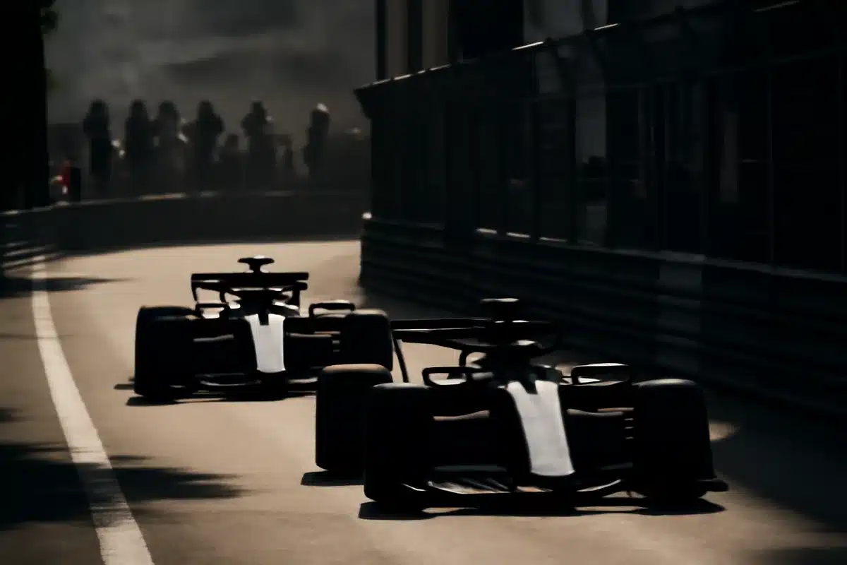 Hamilton sotto accusa per aver ostacolato Lawson: episodio grave, Lewis critica le regole