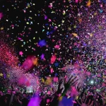 Tifosi anonimi con sciarpe davanti a un palazzetto, atmosfera di attesa