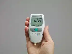 Sala di visita medica con monitor cardiaci e attrezzature diagnostiche durante un controllo sanitario