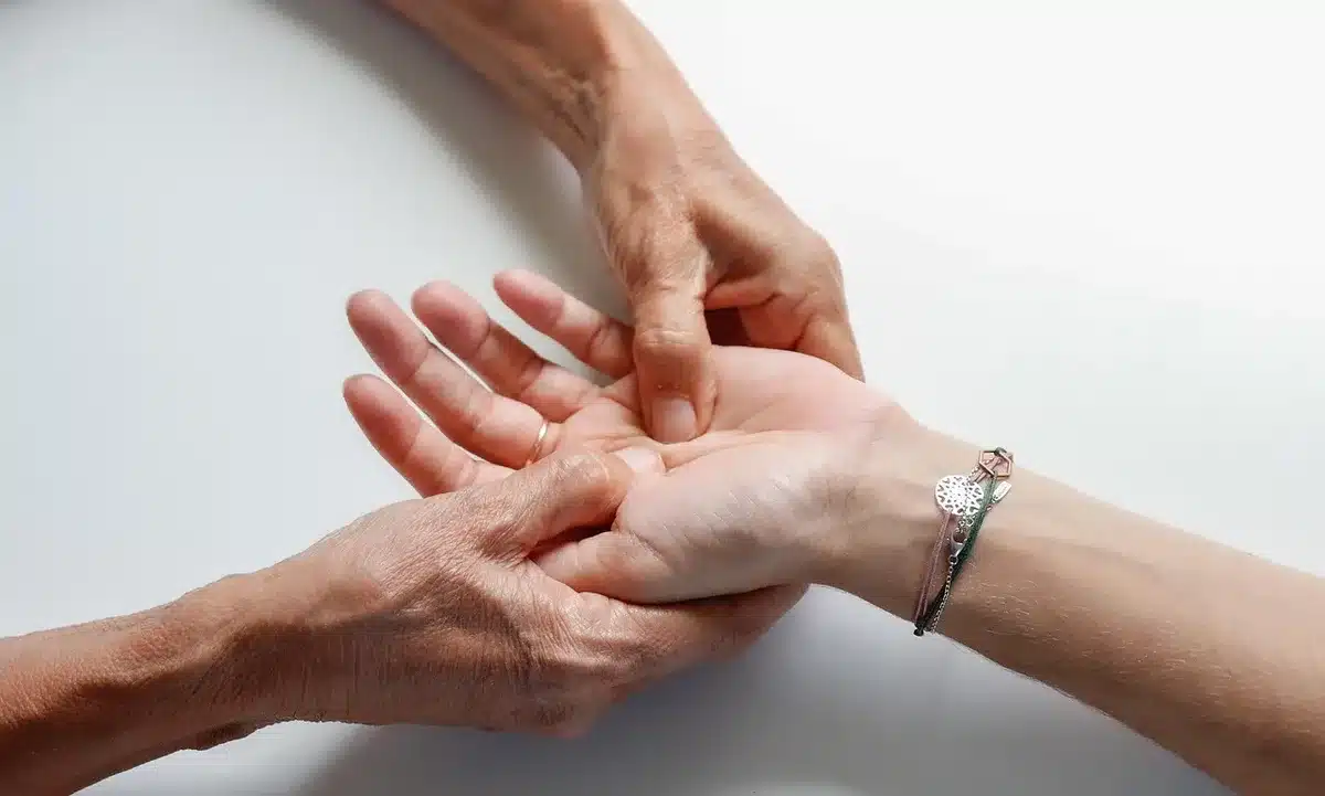 Ala contrastata da due avversari mentre tenta un dribbling sulla fascia