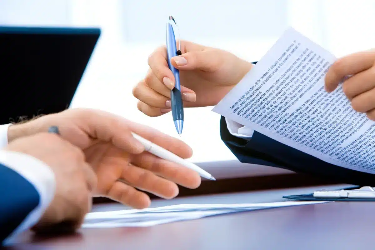 Documenti contrattuali e accordi economici su un tavolo di negoziazione