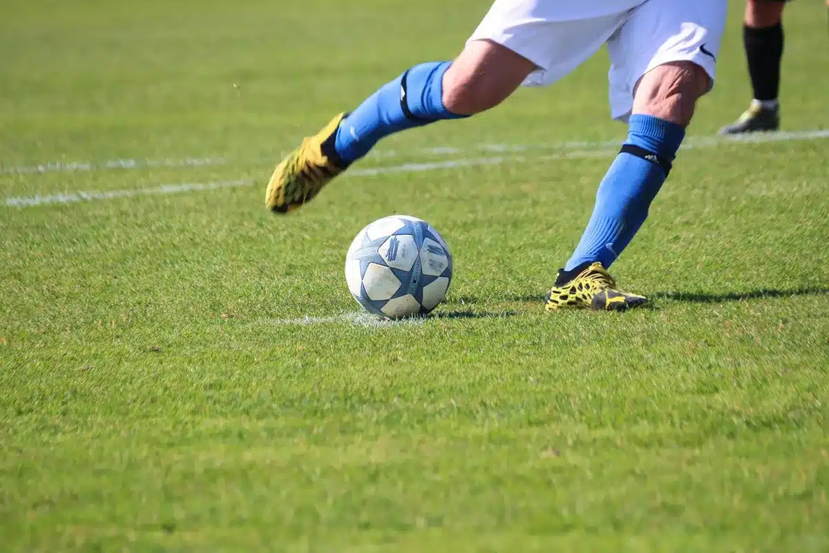 Tabellone con risultato 4-1 e giocatori in campo