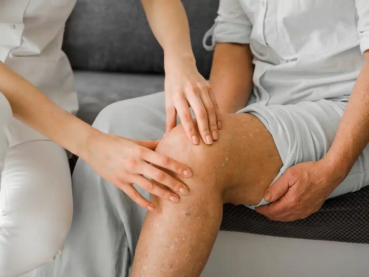 Stampelle e attrezzi per la riabilitazione in una palestra fisioterapica