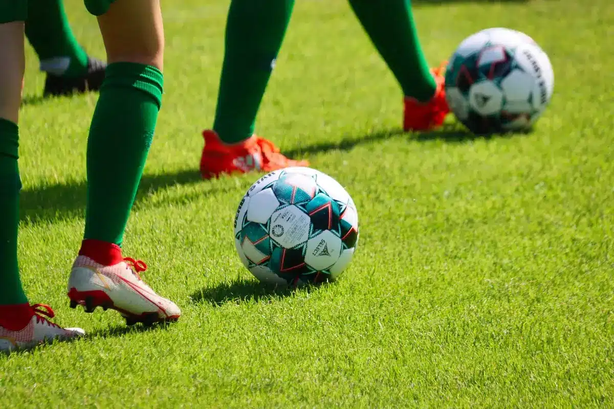 Giovane calciatore belga durante un allenamento sul campo