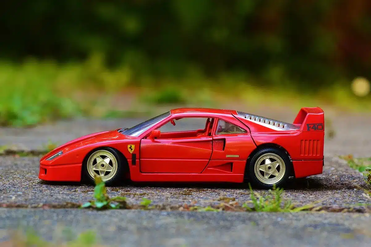 Monoposto ferma in una via di fuga con fumo vicino alle ruote, problema ai freni