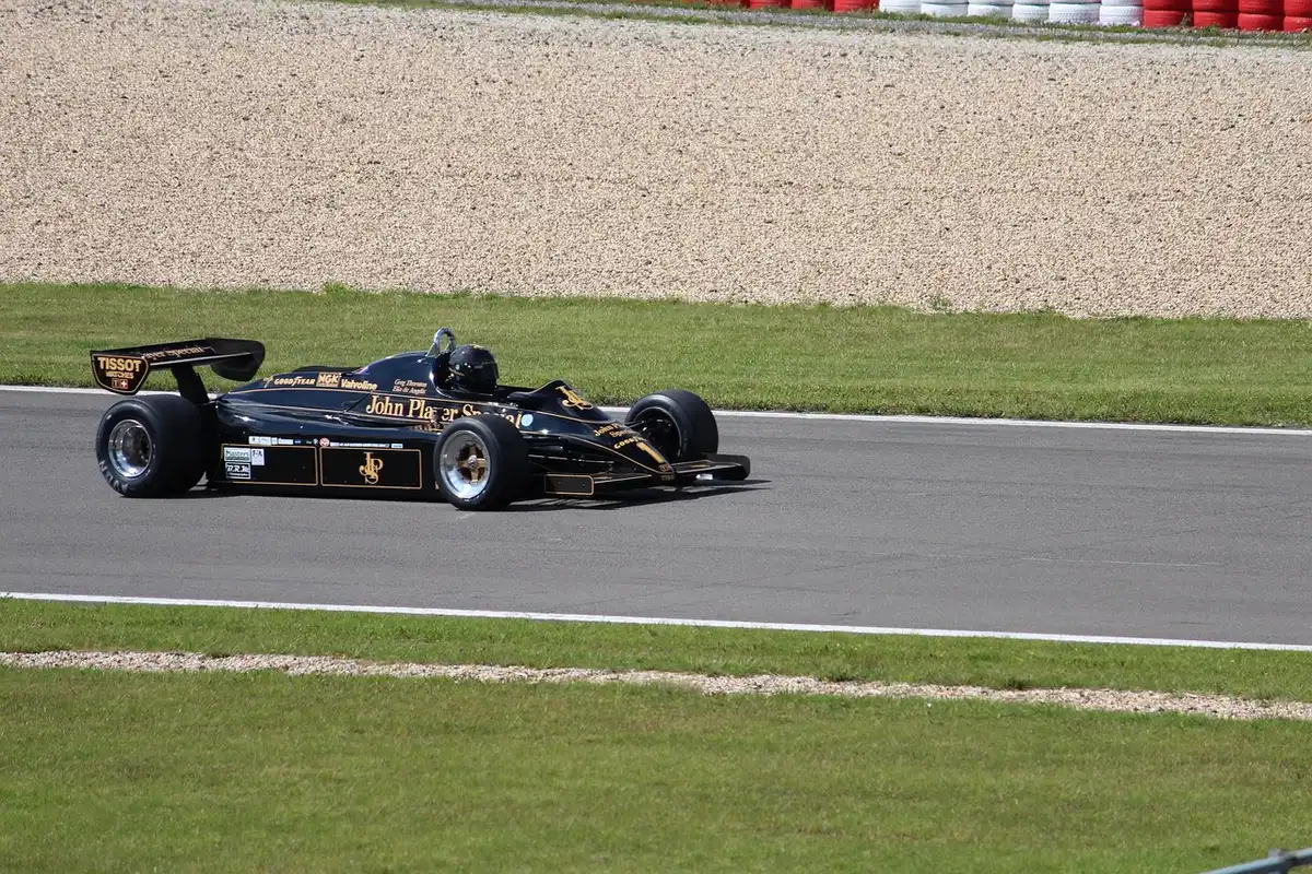 Dettaglio anonimo del punto di contatto in curva durante la partenza