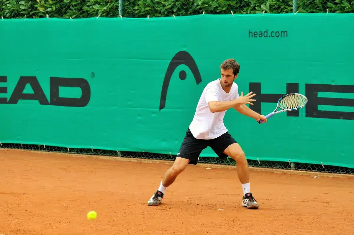 Tennista in allenamento su campo da tennis durante preparazione per tornei importanti
