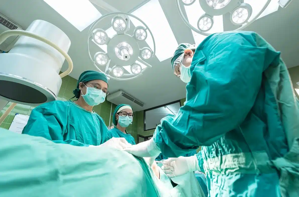 Sessione di fisioterapia in una clinica medica specializzata per il recupero da infiammazione tendinea
