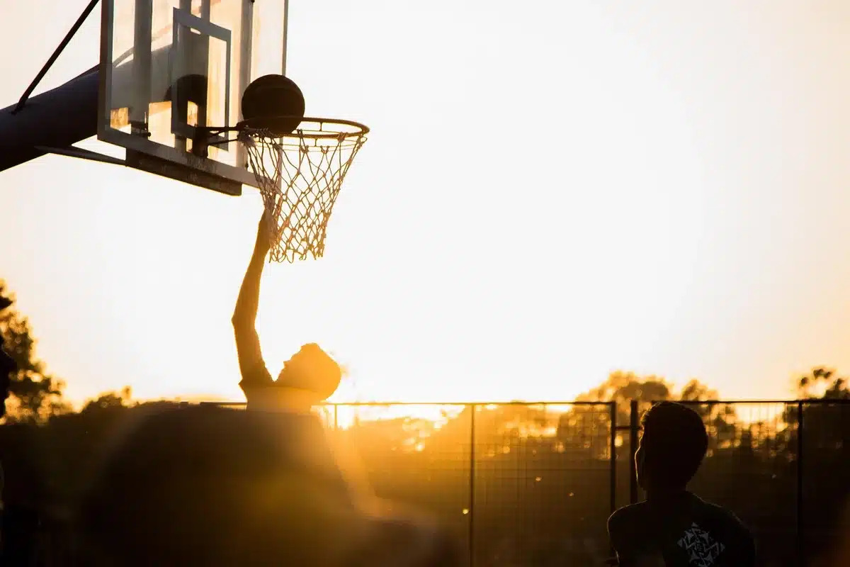 Giocatore di basket durante una trattativa di mercato