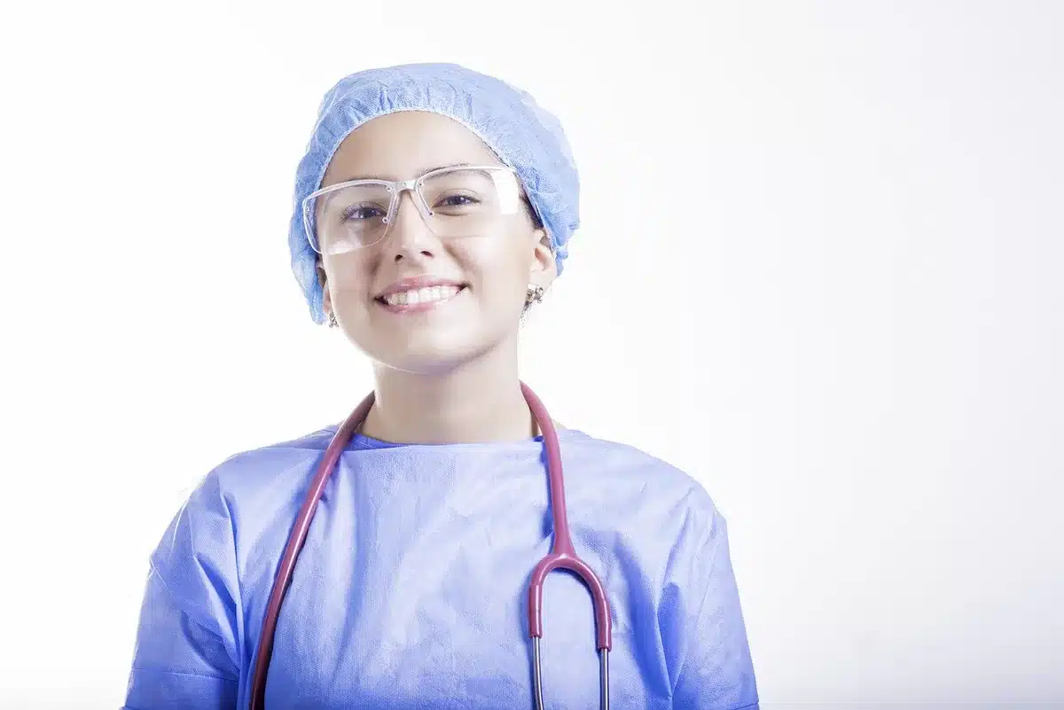 Medico che consulta immagini e un modello del ginocchio in clinica