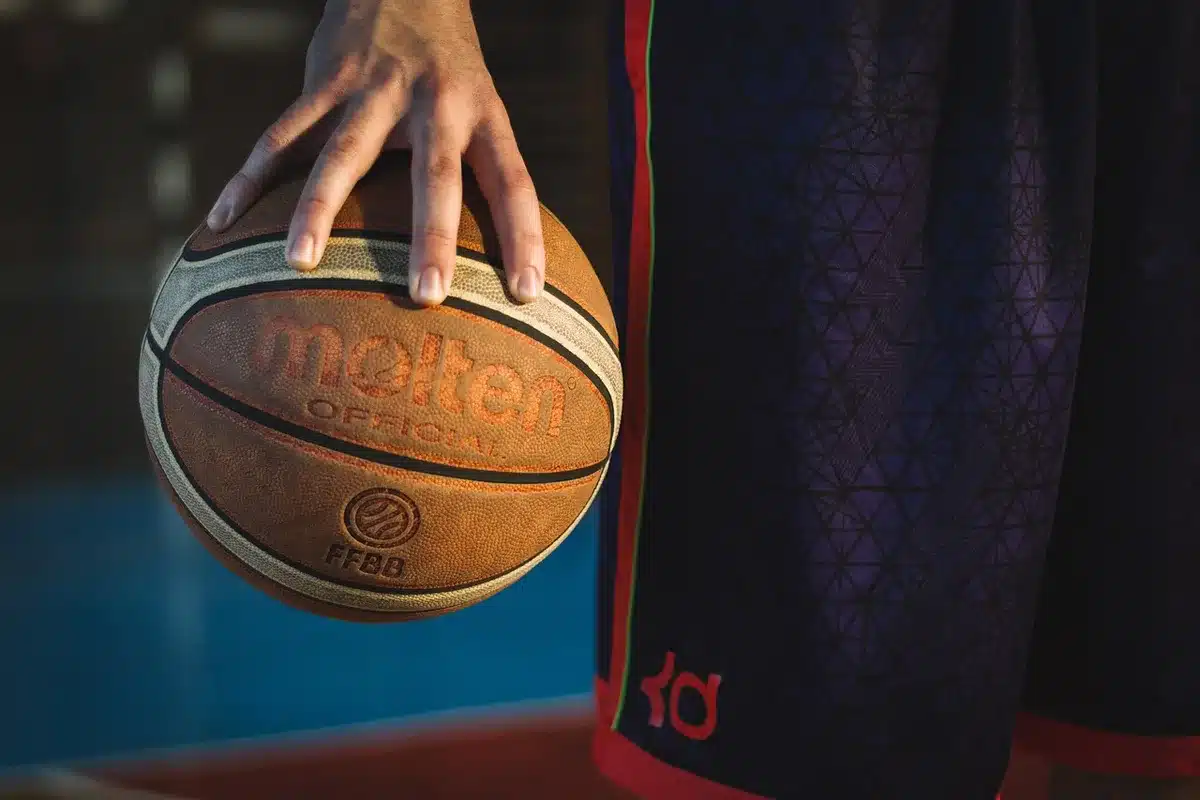 Playmaker al tiro da tre durante un allenamento in palestra