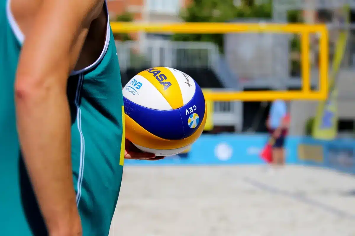 Attaccante al salto durante uno schiacciamento in partita