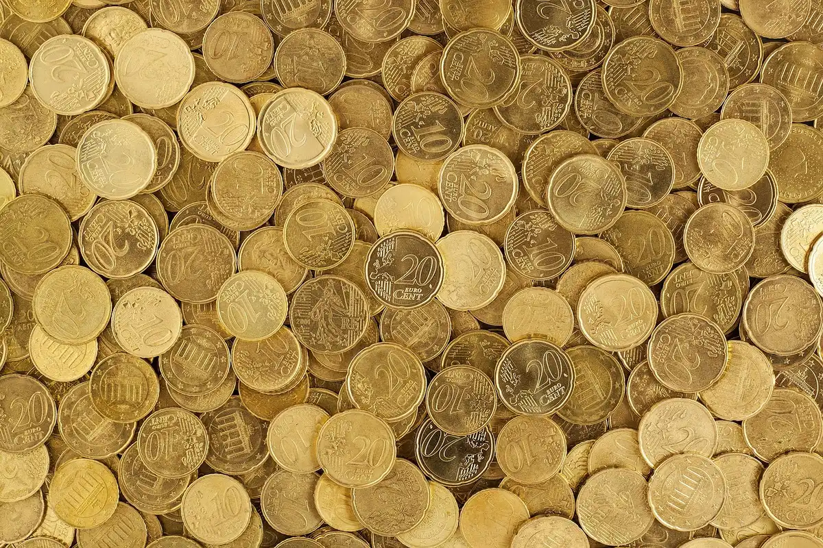 Monete e pallina da tennis che rappresentano il tema dei montepremi