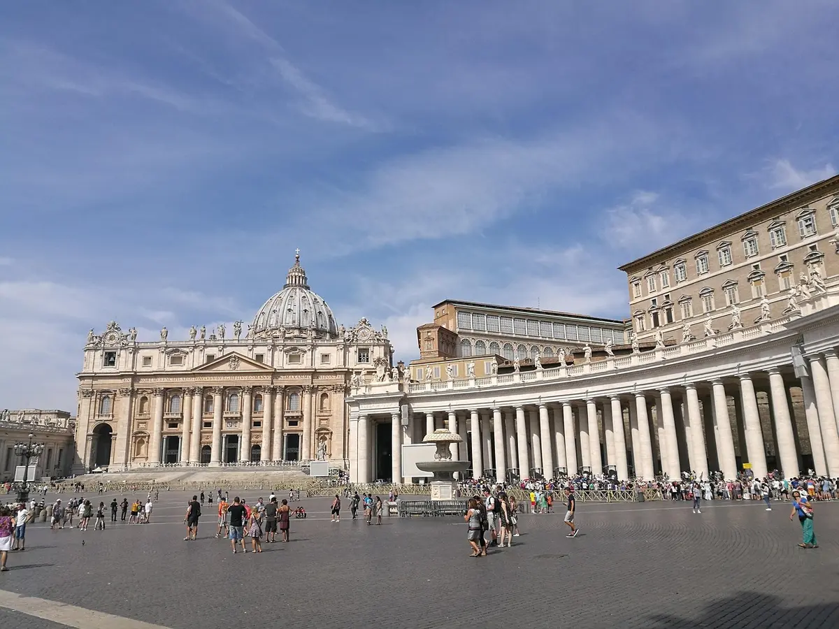 Persone raccolte in piazza e file davanti alla chiesa durante il funerale