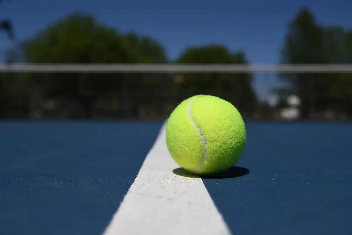Tabellone del match con il punteggio 6-3 6-2 sullo sfondo di un campo