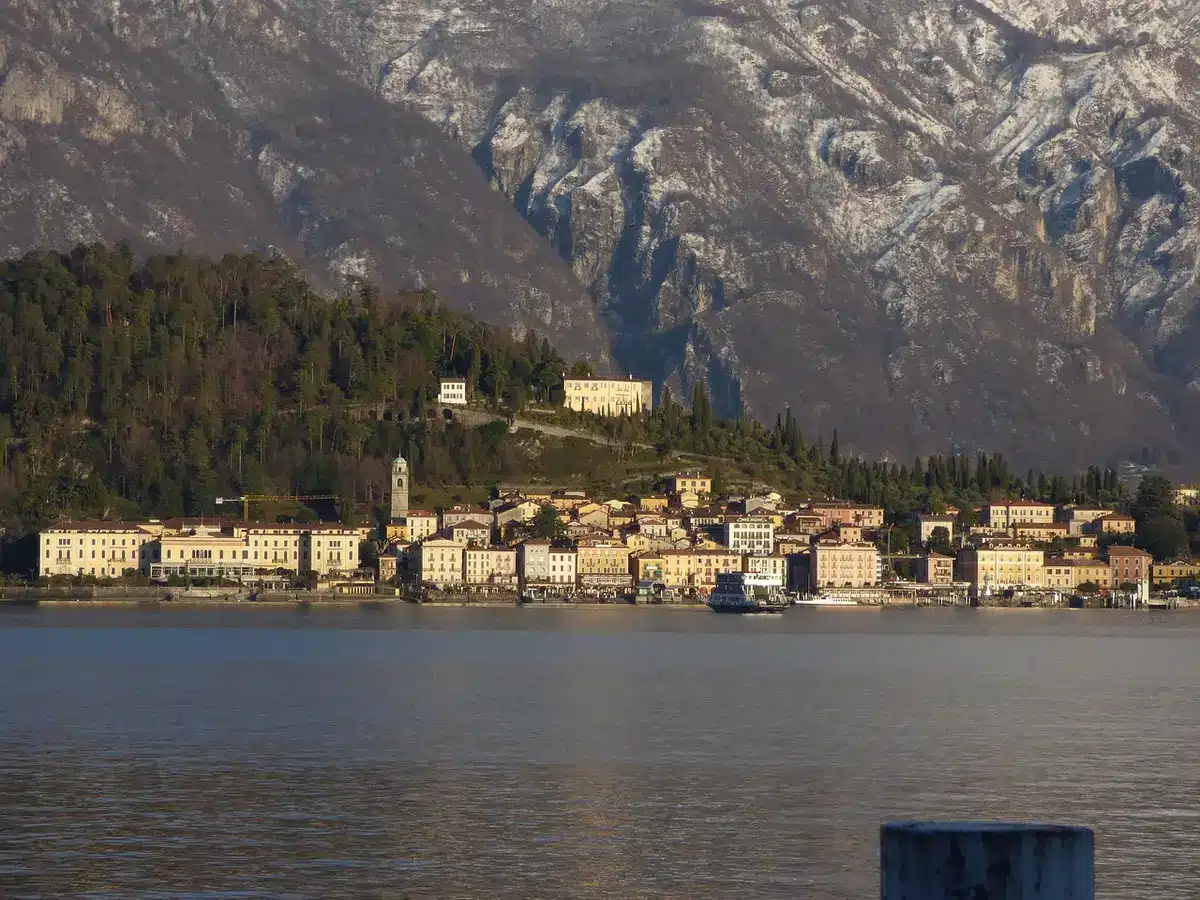Terrazza sul Lago di Como con mani che discutono documenti