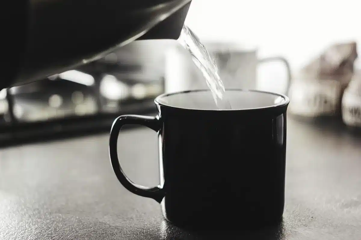 Pit lane e meccanici al lavoro prima di una breve sessione Sprint