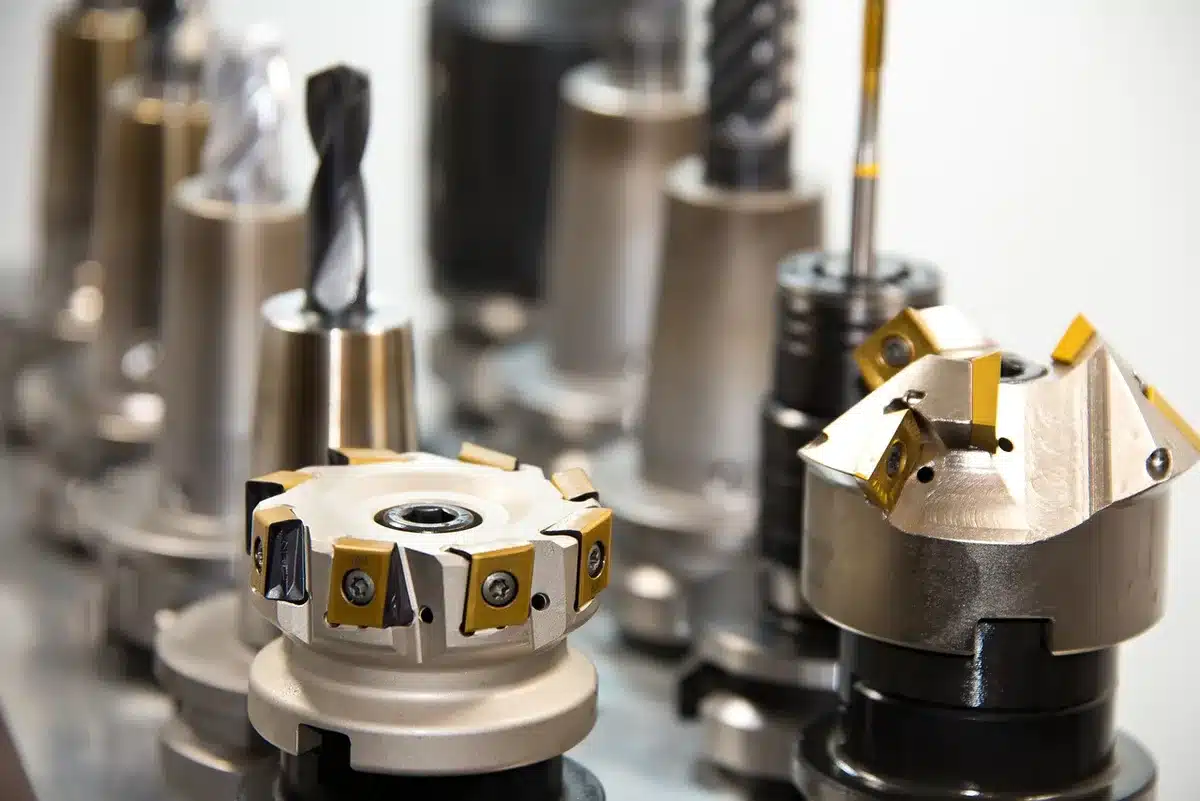 Motore da corsa in officina con tecnici al lavoro